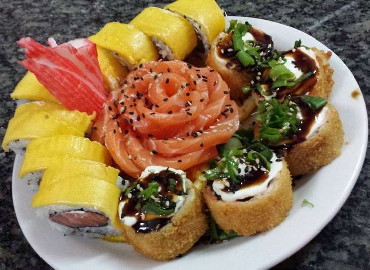 Combinado com rosa de salmão, hot rolls e uramakis