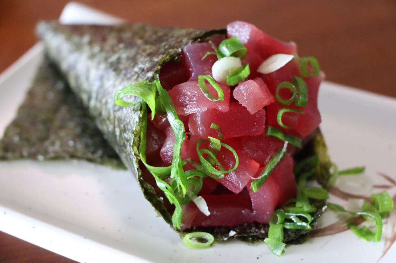 Temaki de atum picado com cebolinha